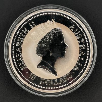 gros plan d'une pièce de monnaie sur laquelle figure un visage de femme
