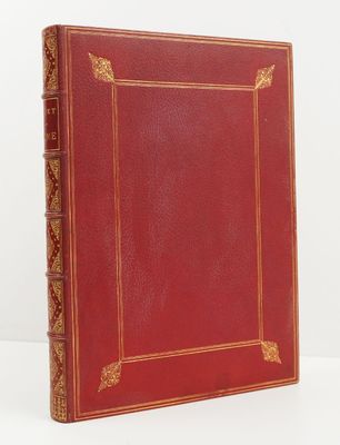 un livre en cuir rouge avec des finitions dorées et une bordure dorée