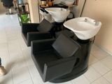une photo d'un salon de coiffure avec un lavabo et un fauteuil