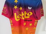 un gros plan d'un maillot suspendu à un cintre accroché au mur