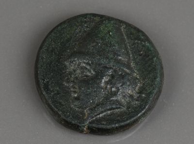 une pièce ancienne sur laquelle figure le visage d'un homme