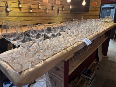 de nombreux verres à vin alignés sur une longue table
