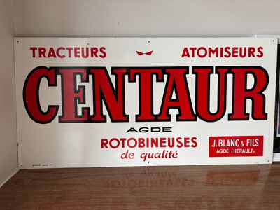 une affiche accrochée au mur sur laquelle on peut lire « centaurr »