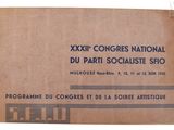 un vieux document sur lequel figure la photo d'un homme en costume-cravate