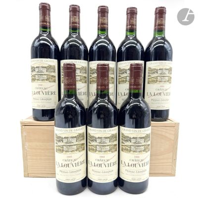 six bouteilles de vin rouge dans une caisse en bois sur fond blanc