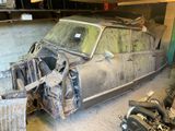 une vieille voiture qui prend la poussière dans un garage