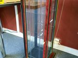 une vitrine en verre avec une horloge à l'intérieur