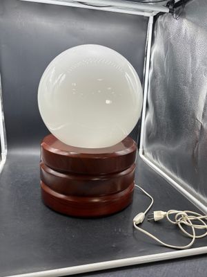 une boule de verre posée sur un socle en bois