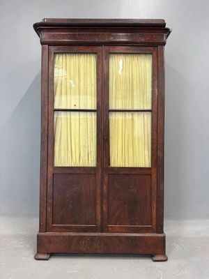 BIBLIOTHEQUE à doucine en placage d'acajou flammé ouvrant pa… - Photo 1