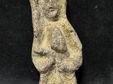 une statue en pierre représentant une femme tenant un bébé dans ses bras