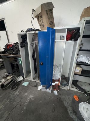 un casier bleu dans une pièce encombrée