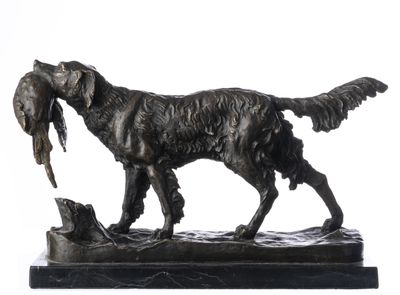 une statue en bronze représentant un chien tenant un oiseau dans la gueule