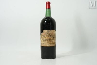une bouteille de vin posée sur une table