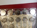 une photo d'une vitrine contenant de nombreuses pièces de monnaie