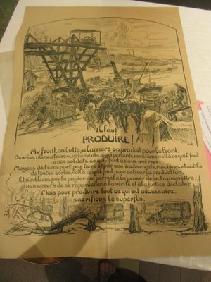 quelqu'un tient un bout de papier sur lequel figure un dessin