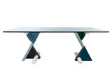 une table avec un plateau en verre et des pieds en métal