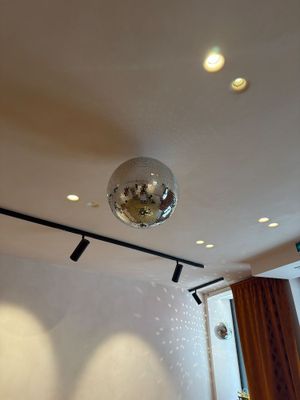 une boule à facettes suspendue au plafond d'une pièce