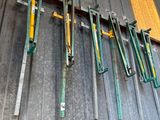 de nombreux outils accrochés au mur d'un immeuble