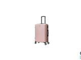 une valise rose posée sur des roulettes, sur une surface blanche