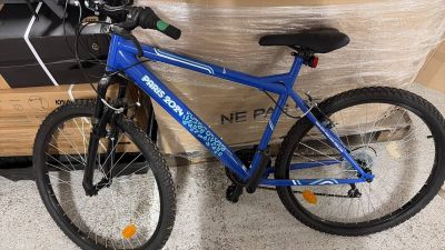 un vélo bleu posé devant une boîte