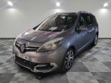la photo d'une voiture garée dans un garage
