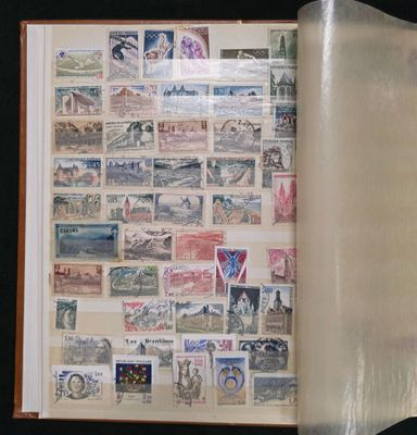 une photo d'une photo d'un livre avec des timbres