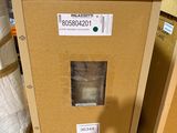 une boîte en carton posée sur une palette