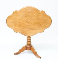 Table en bois naturel à plateau basculant mouvementé, piètem…