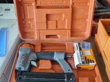 une boîte à outils contenant une agrafeuse et une agrafeuse