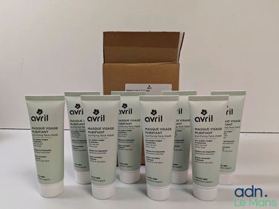 cinq types différents de produits de soin pour la peau posés sur une table