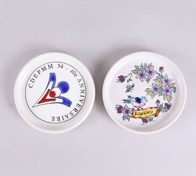deux petites assiettes ornées de motifs différents, posées sur un fond blanc