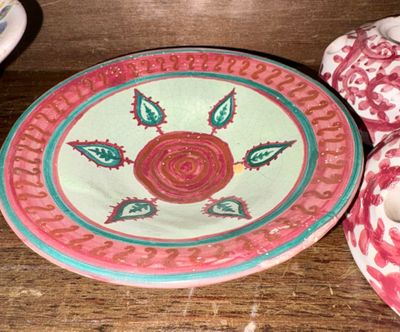 une assiette ornée d'une rose, posée sur une table