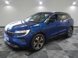 un 4x4 bleu garé dans un garage au sol en damier