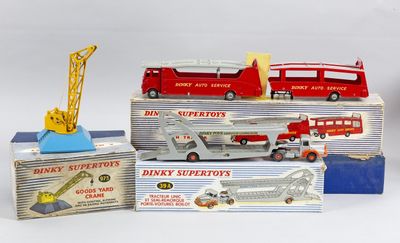 Plusieurs camions de pompiers et camions miniatures sont empilés les uns sur les autres