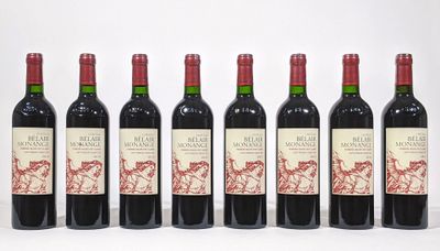 six bouteilles de vin rouge sont alignées