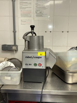 une machine posée sur le comptoir d'une cuisine