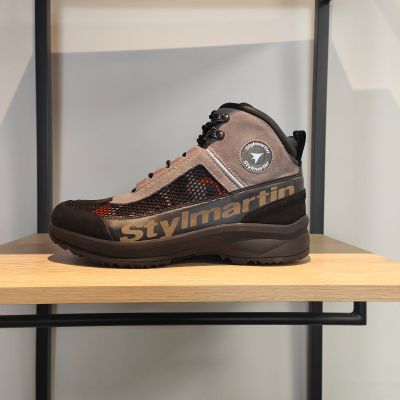 une photo d'une paire de chaussures de randonnée posée sur une étagère