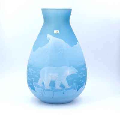 un vase en verre orné d'un ours polaire