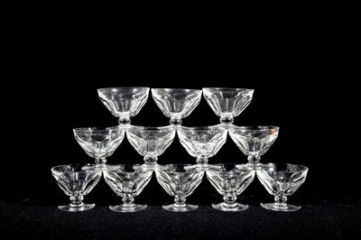 un grand nombre de verres posés sur une table