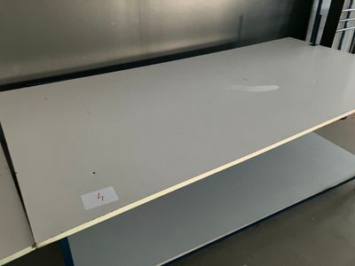 8 TABLES de présentation en métal laqué bleu à deux niveaux …