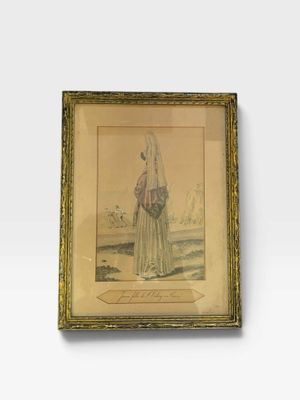 une vieille photo d'une femme en robe blanche tenant un panier
