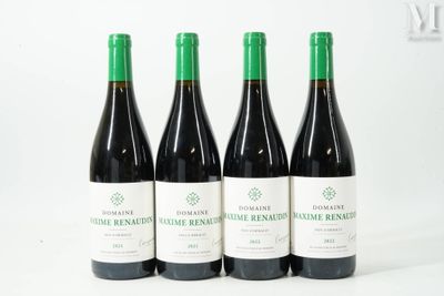 quatre bouteilles de vin sont alignées sur une surface blanche
