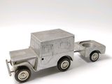 un camion jouet posé sur une surface blanche