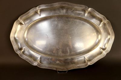Plat ovale en métal argenté à bord mouvementé et contour à f…