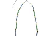 un collier de perles bleues et vertes sur fond blanc