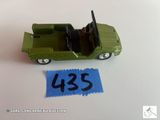 une petite voiture verte portant le numéro 435