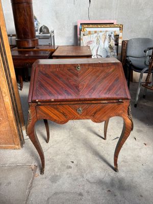 une petite table avec un tiroir dans une pièce