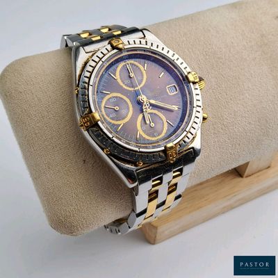 une montre posée sur un support en bois