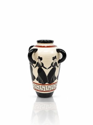 un vase en noir et blanc sur lequel sont représentées deux femmes