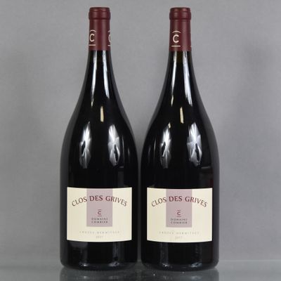deux bouteilles de vin rouge posées sur une table en verre